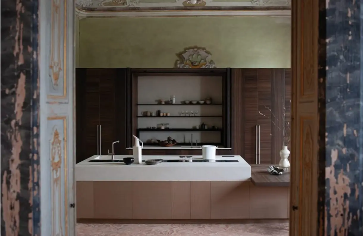 Cucina su misura con isola centrale in marmo e colonne in legno scuro, interior design elegante e contemporaneo